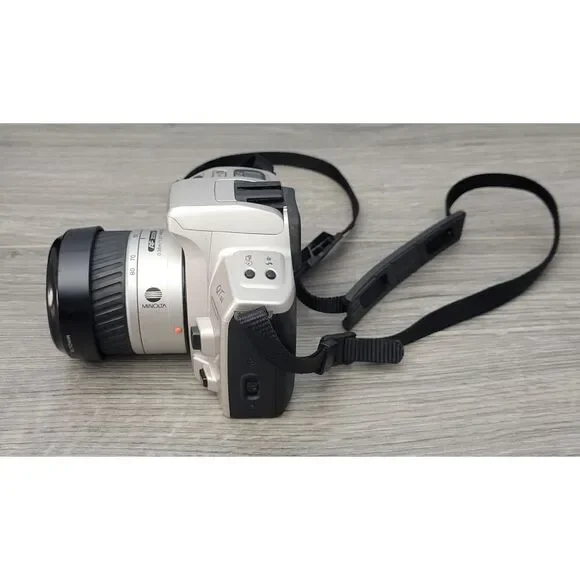 Minolta 35mm Camera Dynax 303si Maxxum QTsi Kit with Travel Bag and Accessories